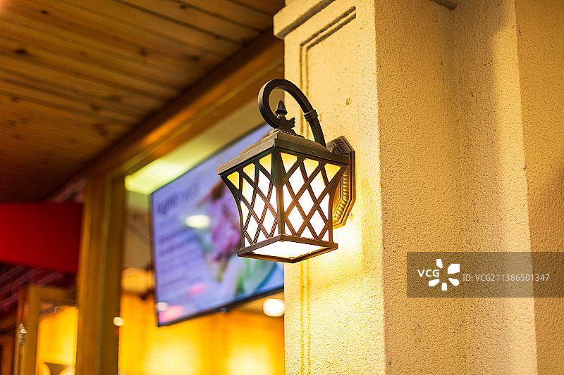 店铺门口的装饰灯图片素材