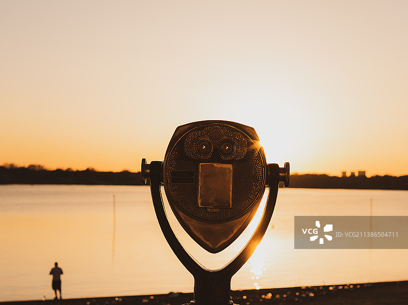 日落时分清澈天空下的湖泊特写图片素材