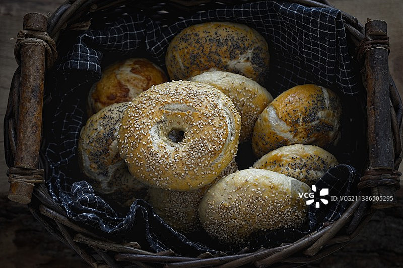 德国，桌子上篮子里的面包的俯视照片图片素材