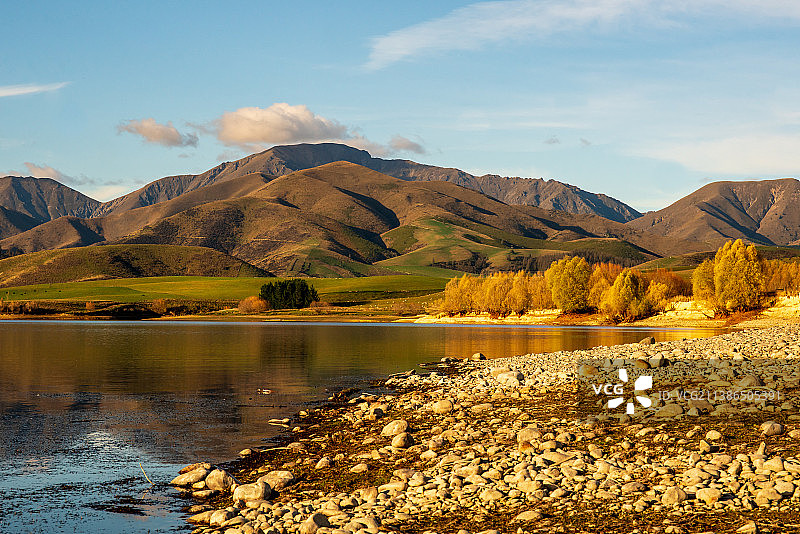 新西兰怀塔哈奥普哈湖湖光山色风光图片素材