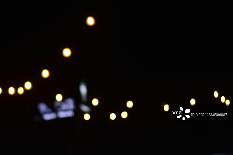 仰视视角：印度尼西亚雅加达的夜间灯光图片素材