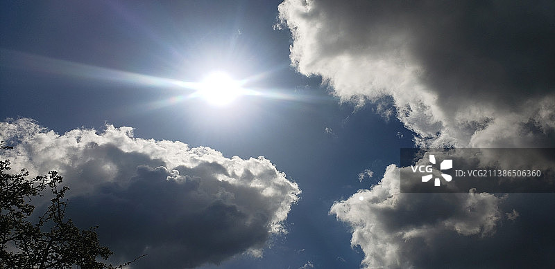 阳光透过云层的低角度视角图片素材