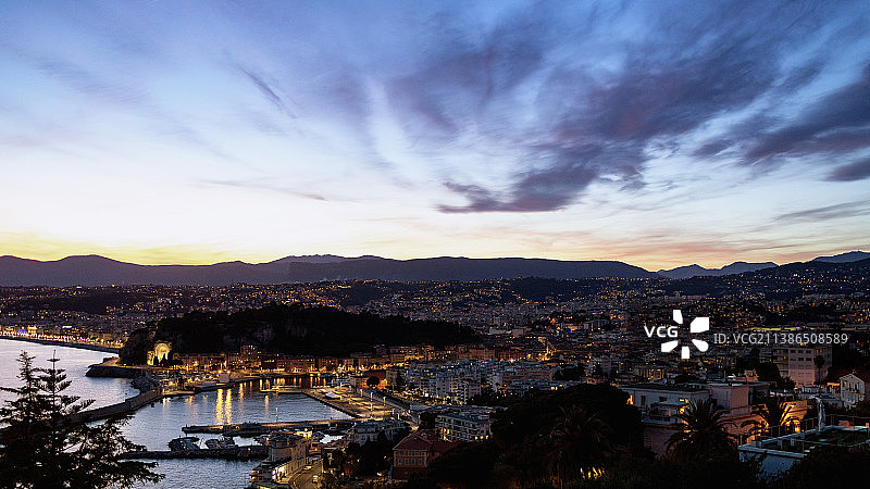 日落时分法国尼斯城市灯光高角度景观图片素材