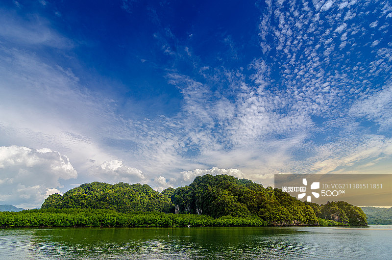 泰国甲米明媚蓝天海岛风光图片素材