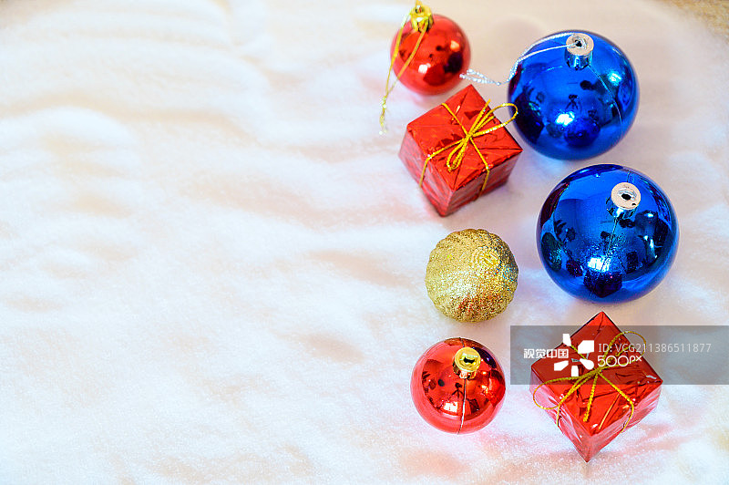 圣诞快乐新年问候背景：雪地松树上的圣诞灯笼图片素材