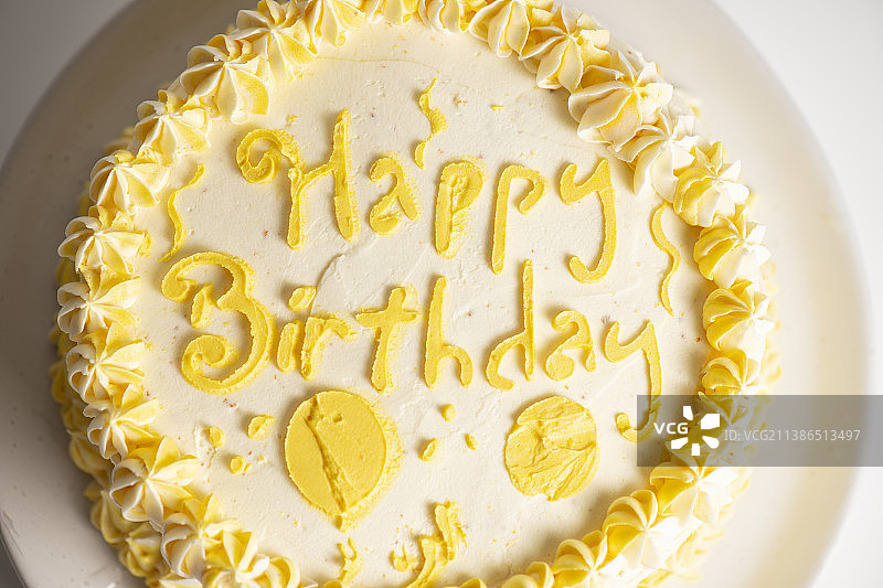 桌子上盘子里蛋糕的高角度视图图片素材