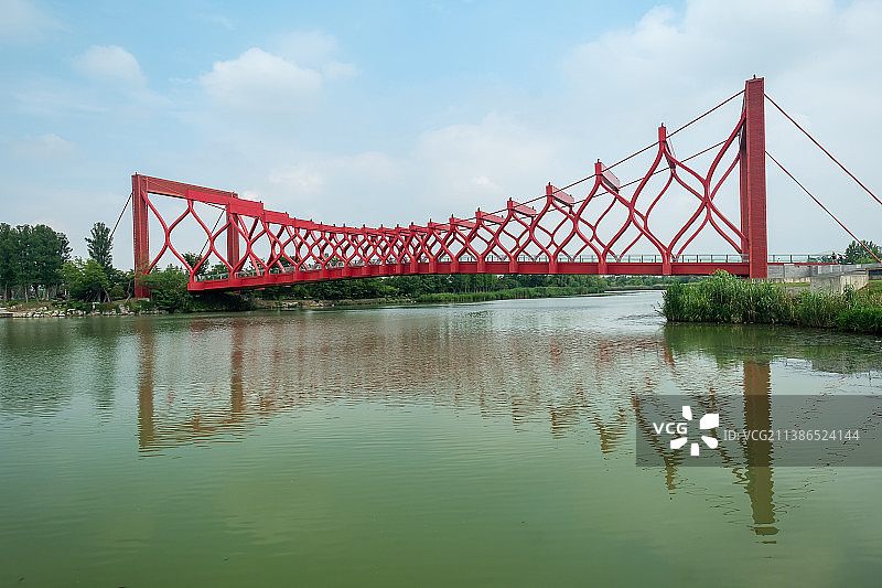 横跨古运河的剪影桥图片素材