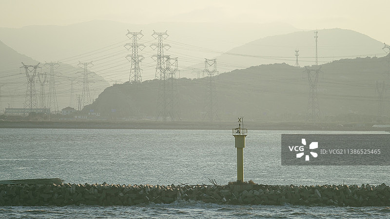 长焦镜头防波堤日落图片素材