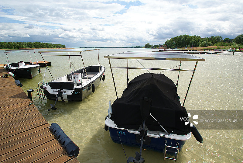 海滩停泊的船只高角度视图图片素材