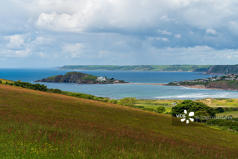 从德文郡瑟尔斯通到伯格岛的乡村景色，英国外霍普湾图片素材