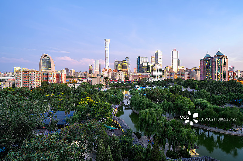北京国贸CBD城市天际线与团结湖公园夜景图片素材