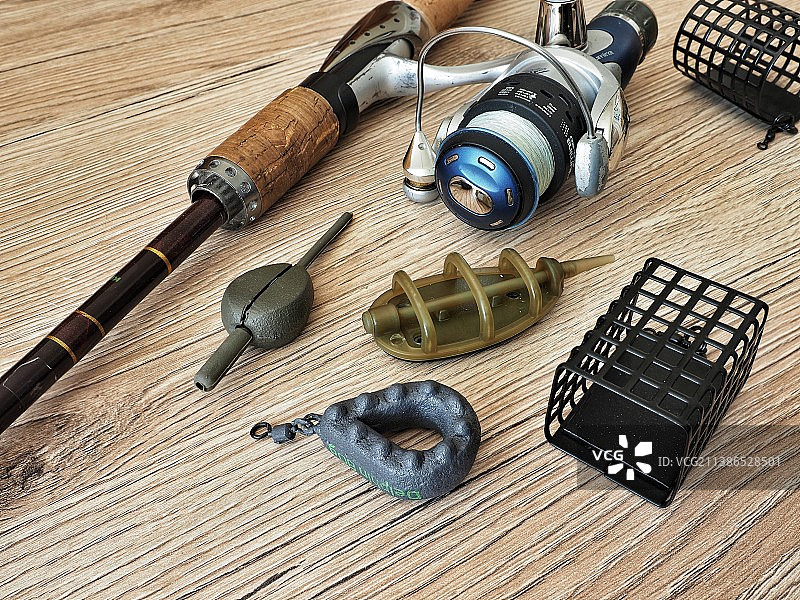俯视视角：捷克布拉格桌上的各种渔具图片素材