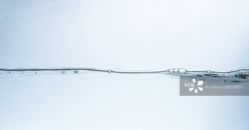 水花在白色背景下飞溅的特写图片素材