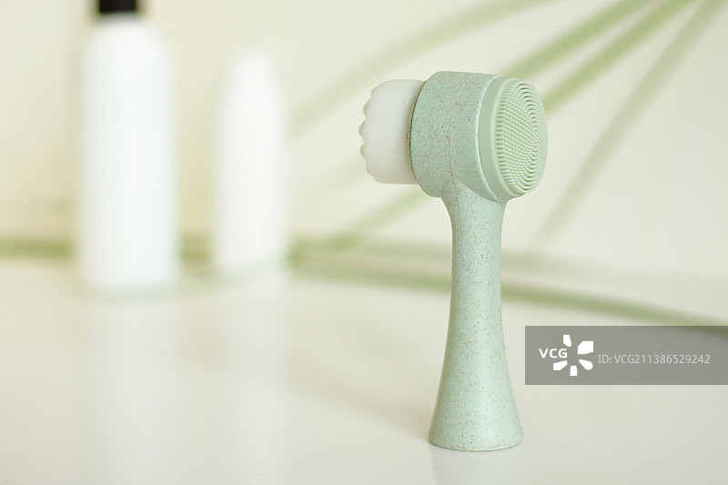 桌子上的入耳式耳机特写图片素材