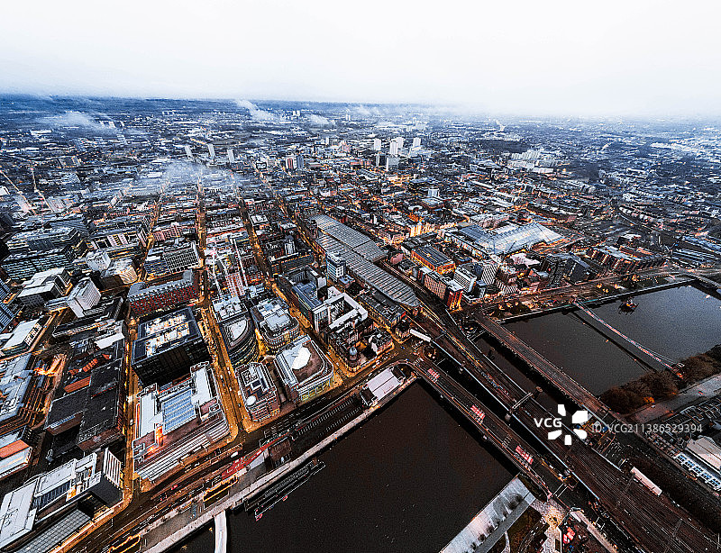 从高处俯瞰格拉斯哥市中心和克莱德河，英国格拉斯哥中央车站图片素材