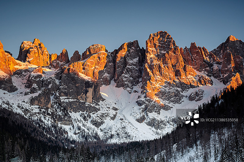 意大利特伦托菲耶拉迪普里米耶罗瓦尔韦内吉亚雪山风光图片素材
