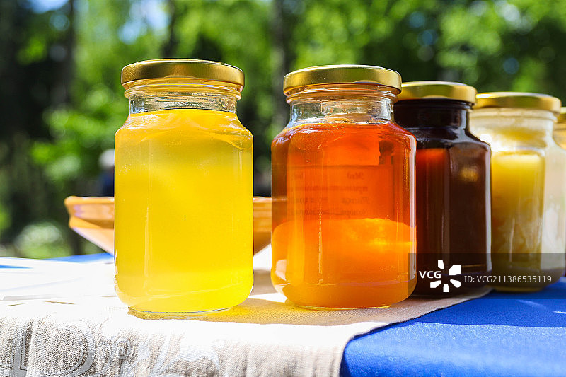 午后阳光下的蜂蜜罐图片素材