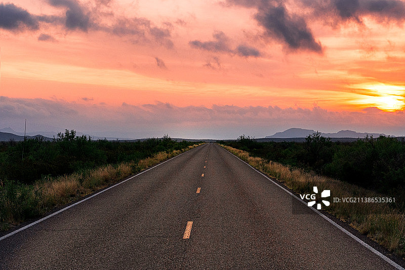 日落时分美国德克萨斯州大本德国家公园的空旷道路图片素材