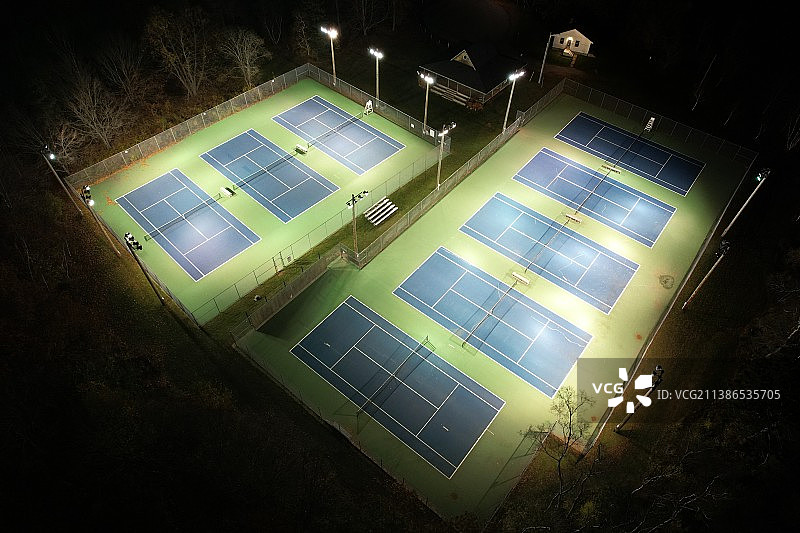 夜晚灯火通明的街道高角度视图图片素材