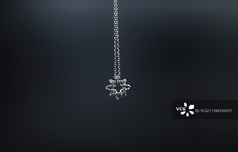 黑色背景下的钻戒特写图片素材