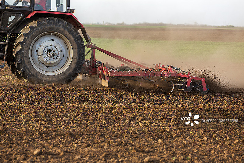 塞尔维亚农田拖拉机高角度景观图片素材