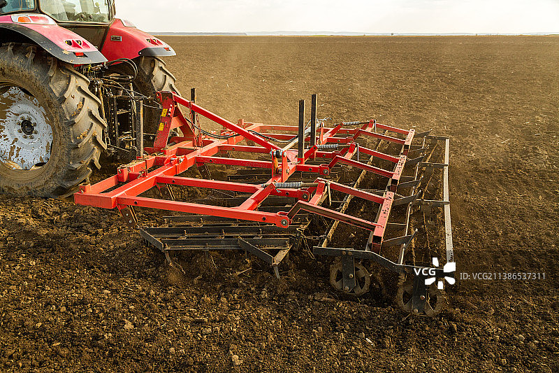 农民在塞尔维亚用拖拉机准备土地图片素材