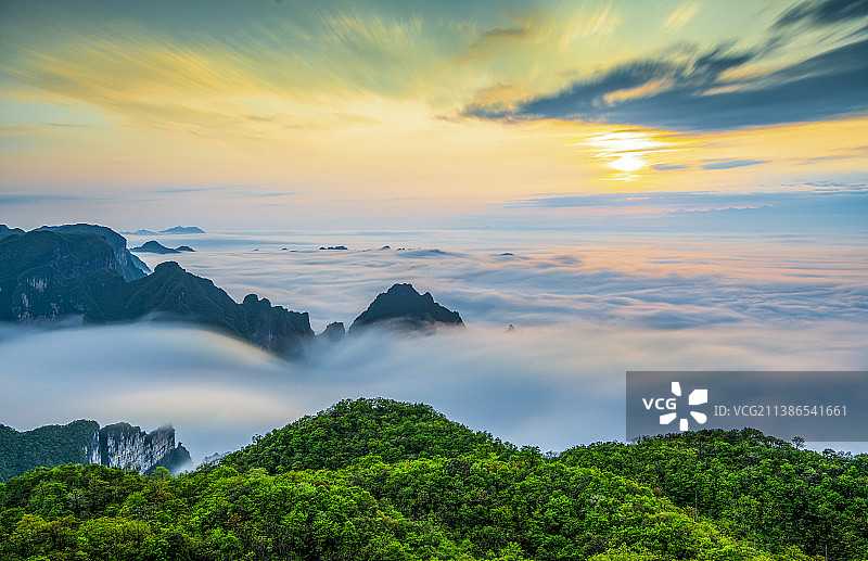 张家界风光——天门山云海似大河奔流图片素材