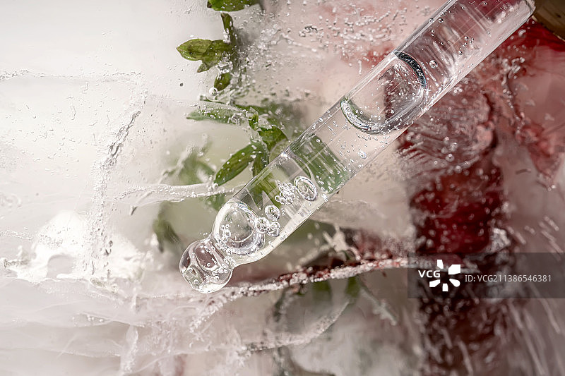 冰冻鲜花大冰块上的移液管图片素材