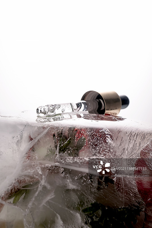 冰冻鲜花大冰块上的移液管图片素材