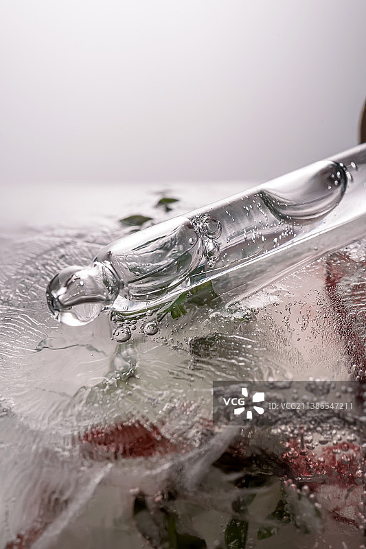 冰冻鲜花大冰块上的移液管图片素材