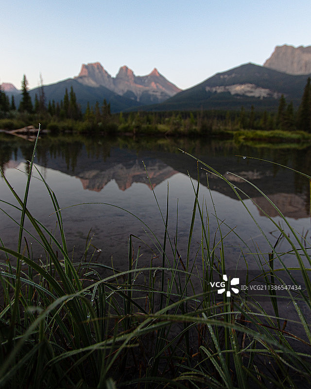 加拿大艾伯塔省坎莫尔湖光山色美景图片素材