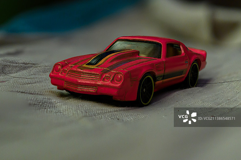 红色玩具车特写图片素材