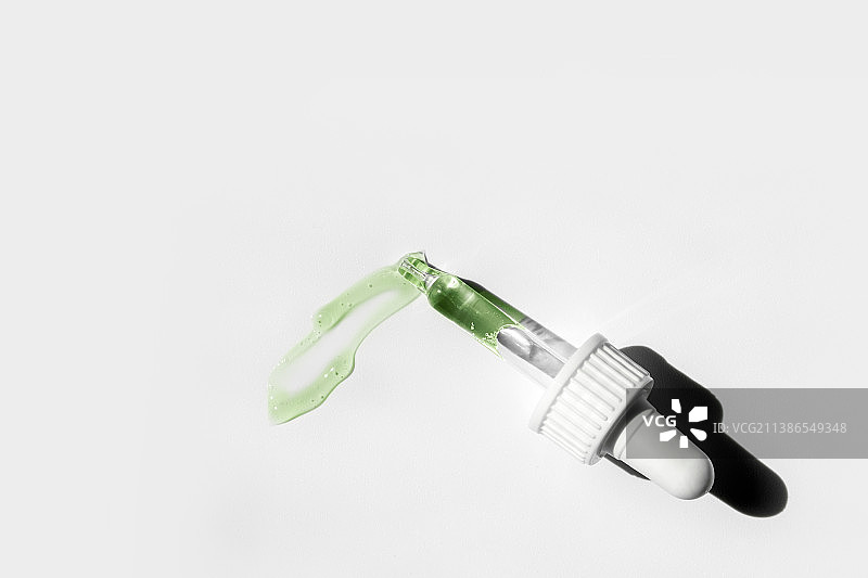 白色背景上的透明质酸液体移液管，化妆品图片素材