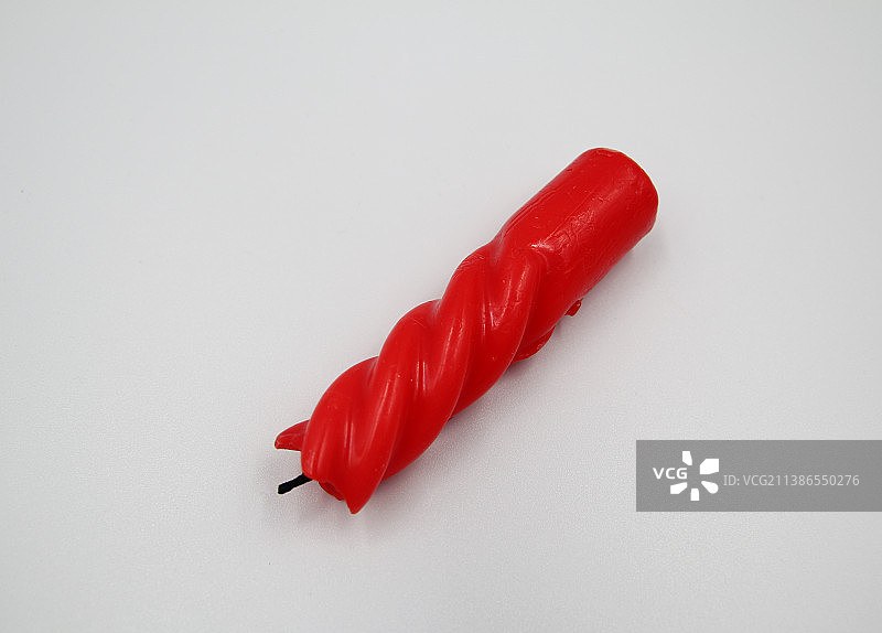 白色背景上红色辣椒的俯视角度图片素材