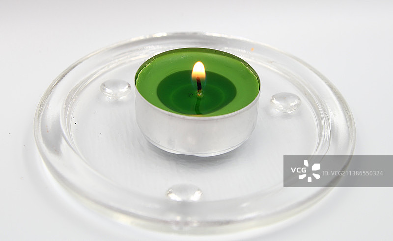 白色背景上的茶灯蜡烛高角度视图图片素材