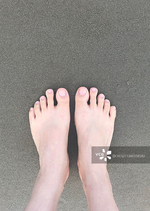 站在路上的女子图片素材