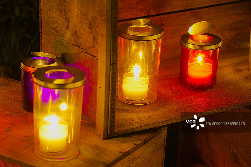 桌上点燃的蜡烛特写图片素材