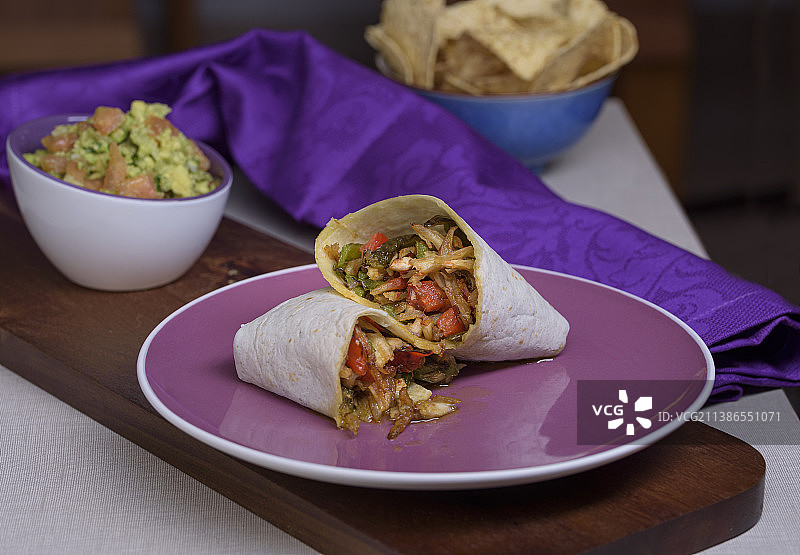 餐桌上盘子里食物的特写图片素材