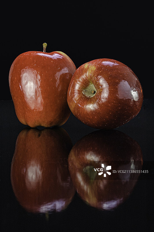 黑色背景下桌子上的苹果特写图片素材