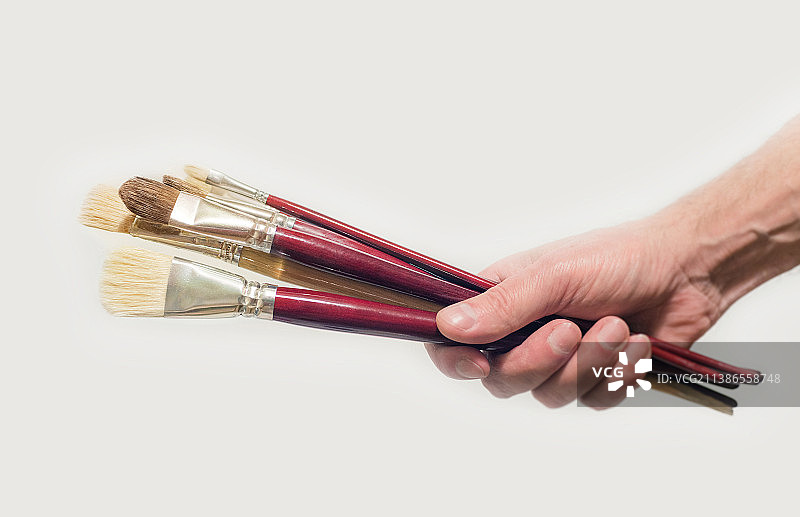 手持白色背景上的合成刷图片素材