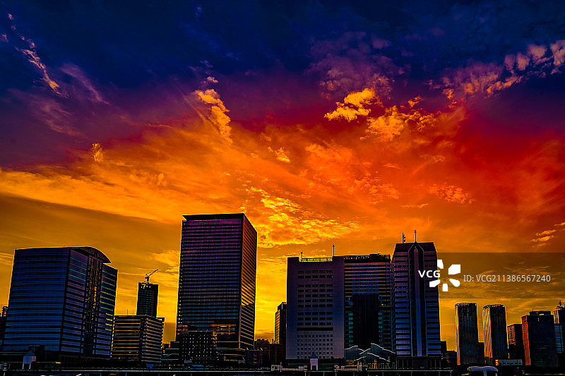 从东京湾看到的东京小镇和夜景图片素材