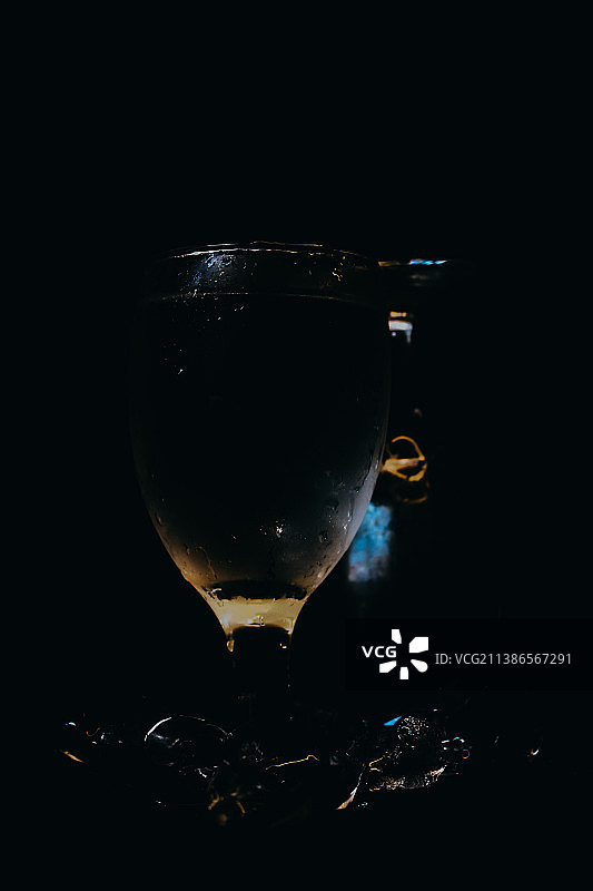 黑色背景下的玻璃杯饮品特写，印度尼西亚图片素材