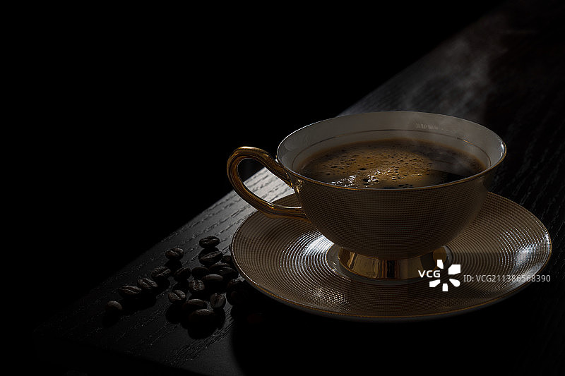 黑色背景下的咖啡杯特写图片素材