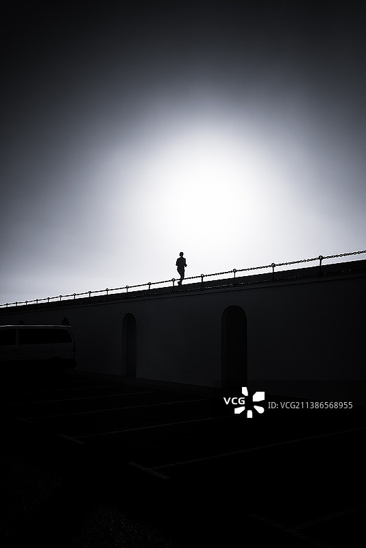 西班牙拉玛丽娜建筑上的人剪影的低角度视图图片素材