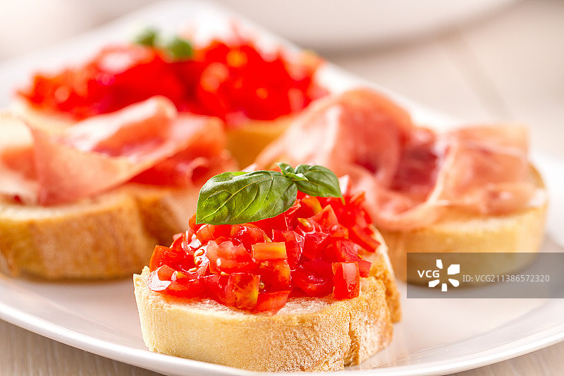意式帕尔马火腿鲜番茄面包片图片素材