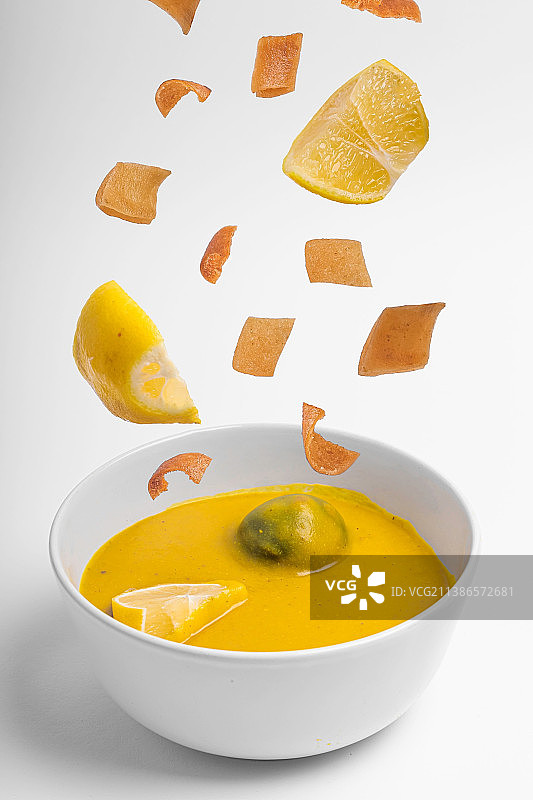 科威特杰拉省白色背景下的南瓜汤特写图片素材