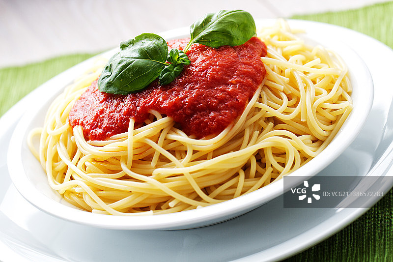 盘中番茄酱罗勒意大利面图片素材