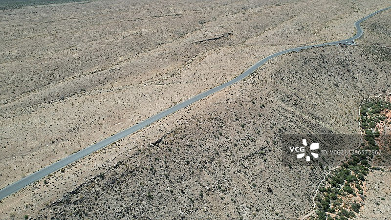 美国内华达州克拉克县：公路穿梭于陆地之间的高角度景观图片素材