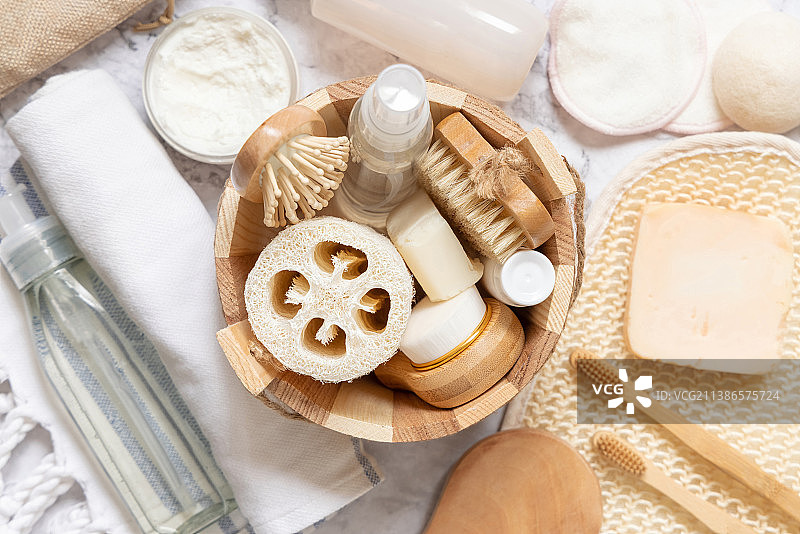 带化妆品和护肤护发配件的桑拿桶图片素材
