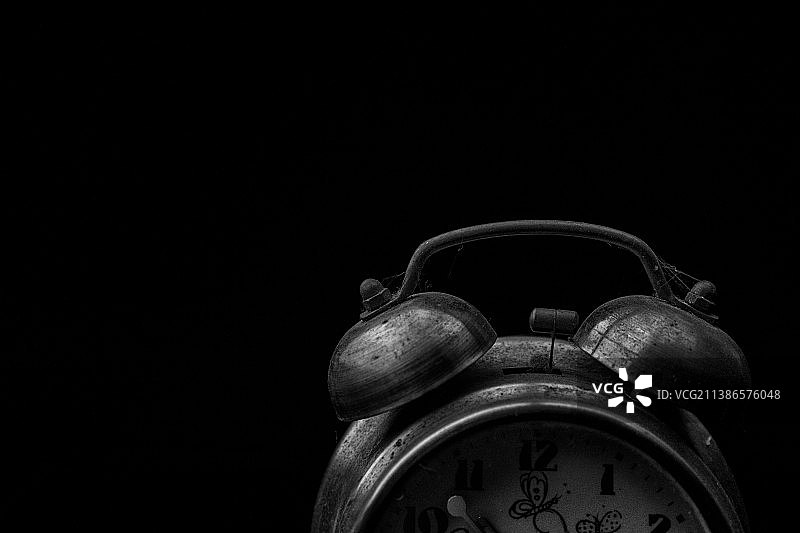 黑色背景下的闹钟特写图片素材